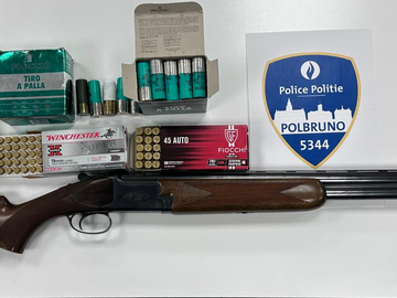 Politie treft jachtgeweer aan bij huiszoeking voor drugshandel in Schaarbeek