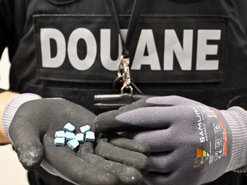 Spoorwegpolitie pakt bolletjesslikker op die ruim kilo drugs smokkelde