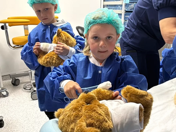 Honderd kinderen verzorgen knuffel in UZ Brussel: 