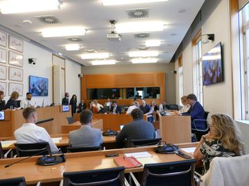 Raad van VGC hervormt zichzelf en bespaart 280.000 euro