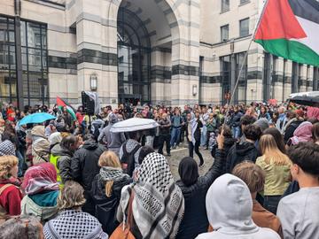 600-tal pro-Palestijnse demonstranten zetten protest aan Buitenlandse Zaken verder