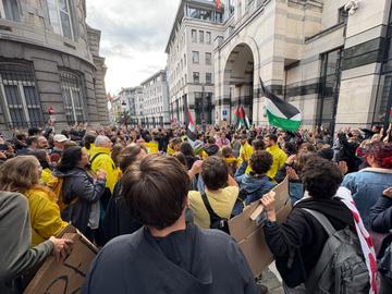 Duizend mensen betogen aan Buitenlandse Zaken tegen onderschepping Gaza-hulpvloot