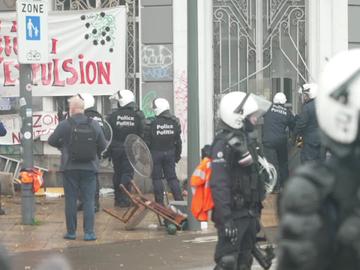 Politie zet waterkanon en wapenstokken in om kraakpand te ontruimen