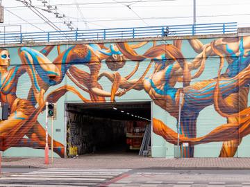 Cirque du Soleil onthult streetart-installatie in Sint-Gillis: 'Ode aan artiesten'