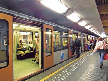 Verkeer op metrolijn 1 onderbroken door verdacht pakket