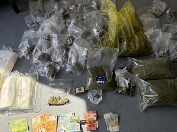 Meer dan 4 kilo cannabis en 1.210 euro in beslag genomen in Schaarbeek