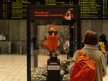 Gezien: papegaai in Brussel-Centraal vraagt aandacht voor auteursrechten