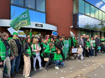 ACV betoogt bij handelsfederatie Comeos in Oudergem: 'Zonder akkoord geen sociale vrede'