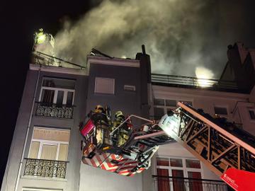 Dakappartement brandt volledig uit in Elsene: 'Geen rookmelders aanwezig'