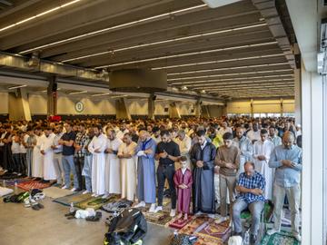 Moskeeën willen massaal uitbreiden: ‘Mensen moeten nu soms buiten bidden’