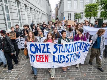 400 studenten betogen tegen het beleid van minister Demir