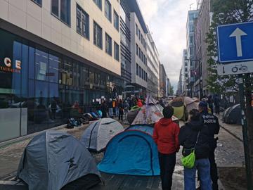 Protest aan hoofdkantoor Les Engagés tegen plan woonstbetredingen