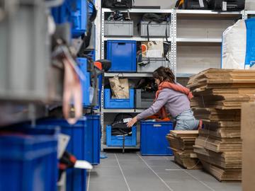 MIVB schenkt verloren voorwerpen aan Spullenhulp