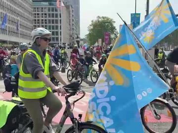 Enkele honderden fietsers eisen kindvriendelijke fietsinfrastructuur in Brussel