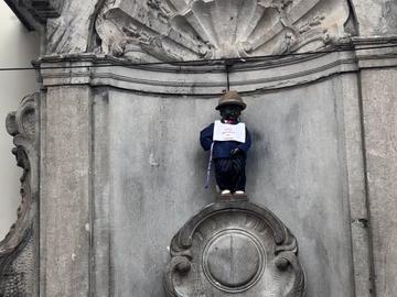 Nieuw kostuum Manneken Pis is eerbetoon aan 'Bende van Boze Ouderen'