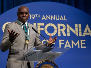 Carl Lewis is eregast op 50e editie Memorial Van Damme en krijgt plaats in Hall of Fame