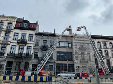 Brandweer blust beginnende dakbrand in de Stalingradlaan