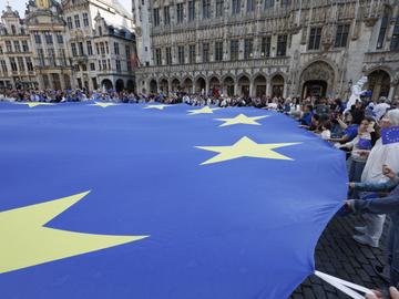 Dag van Europa gevierd met reuzevlag op de Grote Markt en eerbetoon aan Oekraïne