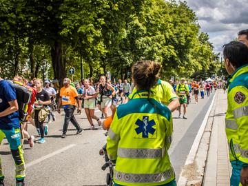 Het Rode Kruis voorziet ijsbaden langs het parcours van de 20 km tegen hitteslag