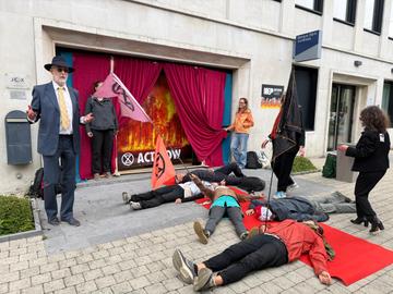 Extinction Rebellion blokkeert gebouw olie- en gaslobbygroep