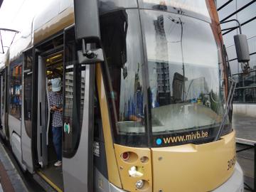 Autobestuurder raakt gewond bij aanrijding met tram op het Wienerplein