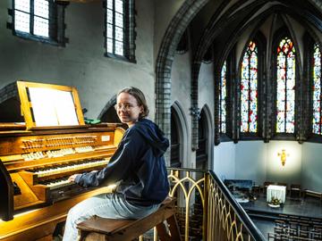 Emma (14) speelt op de orgel van de Sint-Magdalenakerk