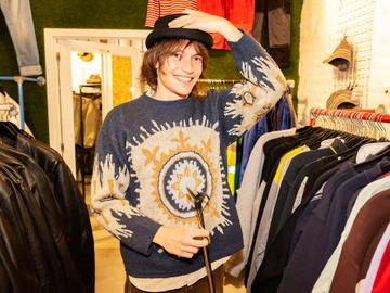 Loan verkoopt vintage kleren: ‘Vind soms stukken die duizenden euro’s waard zijn’