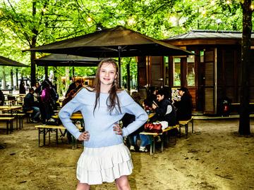 Polly Pau danst bij Kiosk Radio in het park