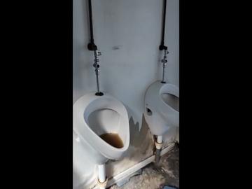 KIJK. Smerige wc's en versleten muren in gemeenteschool Sint-Joost