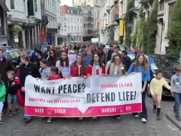 Honderden mensen protesteren tegen abortus aan het Poelaertplein
