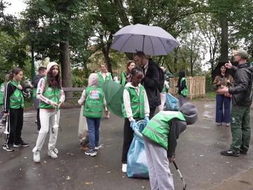 Leerlingen ruimen zwerfvuil op in Elisabethpark