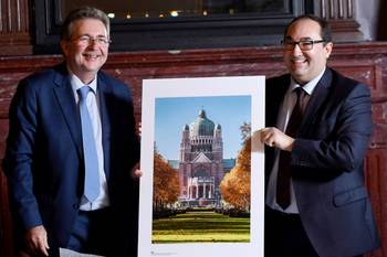 Eedaflegging van Ahmed Laaouej (PS) als burgemeester van Koekelberg, met Minister-President Rudi Vervoort (links)