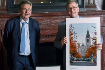 Eedaflegging van Vincent De Wolf (MR) als burgemeester van Etterbeek, met Minister-President Rudi Vervoort (links)