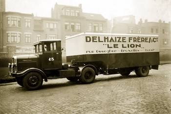 Een vrachtwagen van Delhaize met het opschrijft Rue Osseghem Bruxelles Ouest in 1936