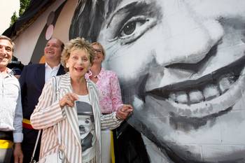8 juli 2018: zangeres en actrice Annie Cordy bij de inhuldiging van de muurschildering in Laken, ter ere van haar 90ste verjaardag