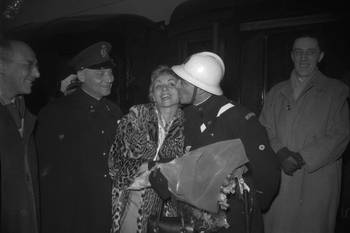 Feestelijke aankomst van Annie Cordy aan het Zuidstation in 1959