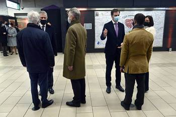 Koning Filip en premier Alexander De Croo op de herdenkingsplechtigheid in metrostatrion Maalbeek op 22 maart 2021, precies 5 jaar na de aanslagen van 22 maart 2016