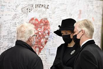 Koningin Mathilde en koning Filip op de herdenkingsplechtigheid in metrostatrion Maalbeek op 22 maart 2021, precies 5 jaar na de aanslagen van 22 maart 2016