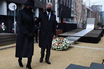 Koning Filip en koningin Mathilde op de herdenkingsplechtigheid in de Wetstraat bij het Schumanplein op 22 maart 2021, precies 5 jaar na de aanslagen van 22 maart 2016