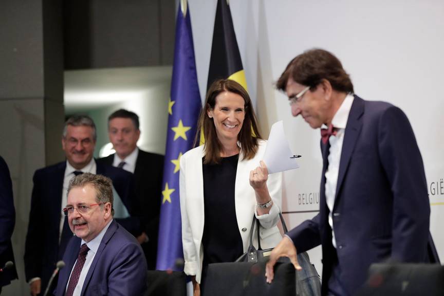 Minister-presidenten Rudi Vervoort (links), Elio Di Rupo (rechts) en Eerste Minister Sophie Wilmès (midden) op de persconferentie na de Nationale Veiligheidsraad van 3 juni 2020