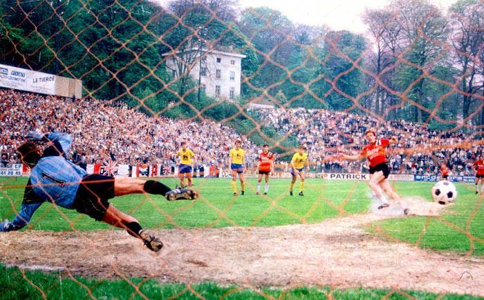 Het voetbalseizoen 1984-1985: Union Saint-Gilloise speelt thuis tegen RWDM. De wedstrijd eindigt op 0-1