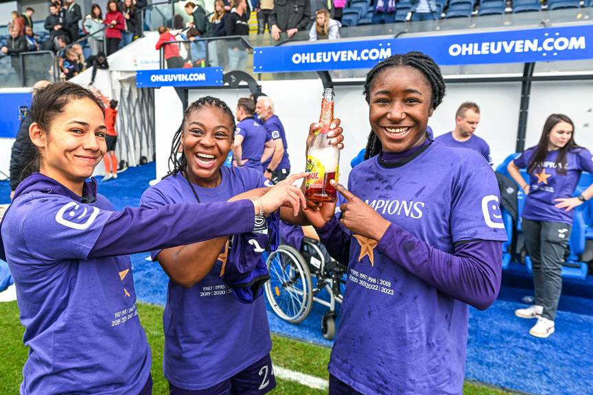 Lola Wajnblum, Esther Buabadi en Veronique Zang Bikoula van RSCA Women vieren de net gewonnen landstitel op 29 April 2023 op het veld van OH Leuven.