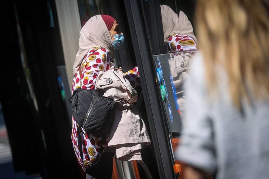 Een vrouw met hoofddoek op het openbaar vervoer in Brussel