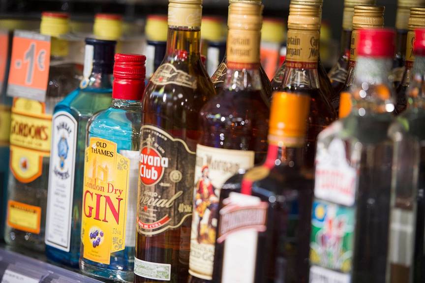 Carrefour alcohol sterke drank supermarkt alcoholisme