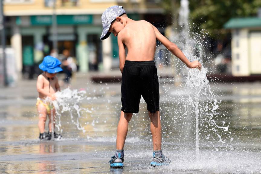 Hittegolf in Brussel droogte kinderen Flageyplein waterfontein drinkfontein dorst hitte warm tropische temperaturen