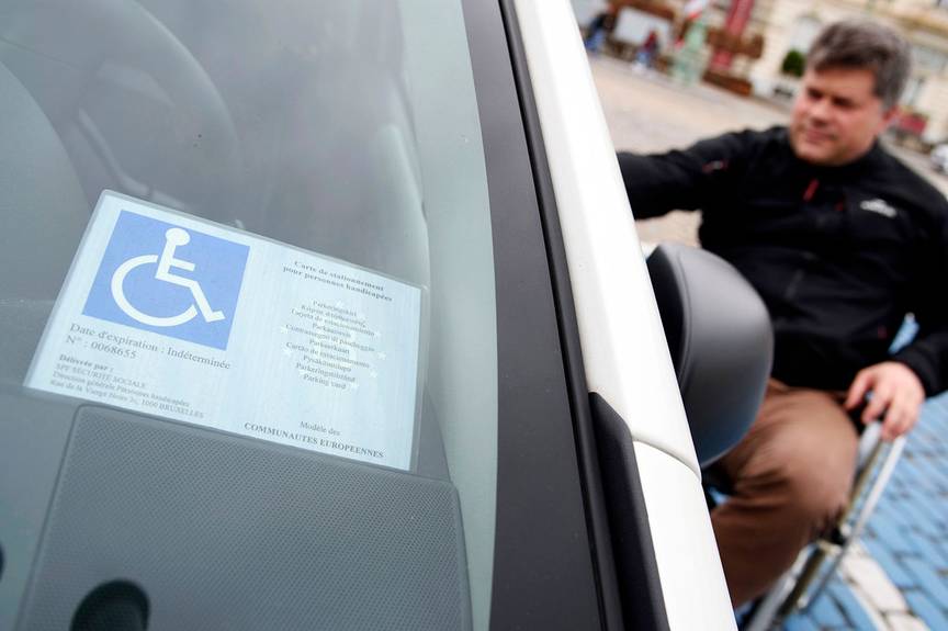 rolstoelgebruiker mindervalide parking parkeerplaats rolstoel andersvalide handicap autovignet
