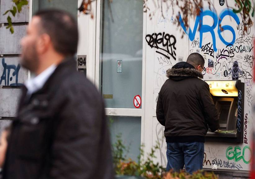 20181114 bancontactautomaat graffiti vuil vandalisme smerige stad tags verloedering cash geld bankautomaat