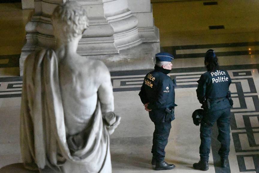 Politiebewaking in het justitiepaleis bij het assisenproces van de aanslag op het Joods Museum van Brussel