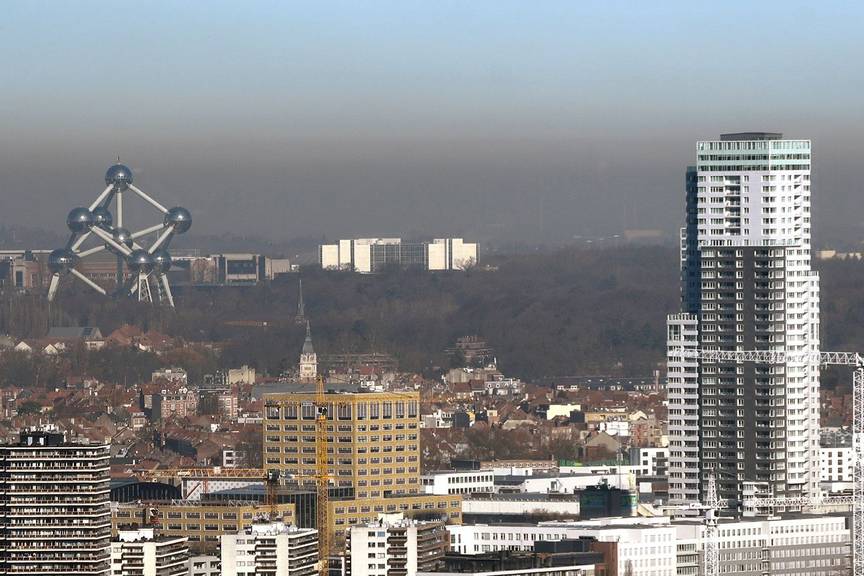 Fijn stof luchtkwaliteit luchtvervuiling milieu skyline panorama Brussel upsite