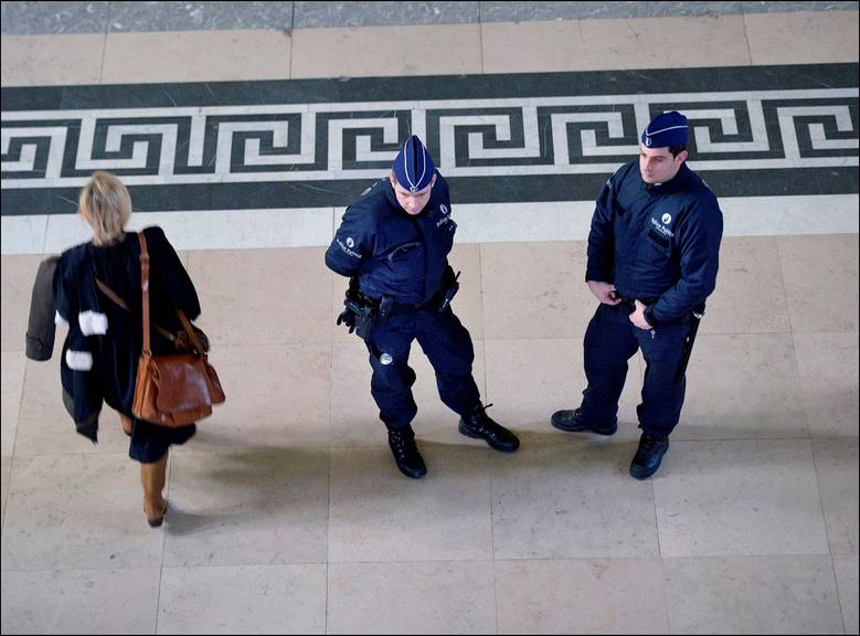 Politiebewaking in het justitiepaleis aan het Poelaertplein